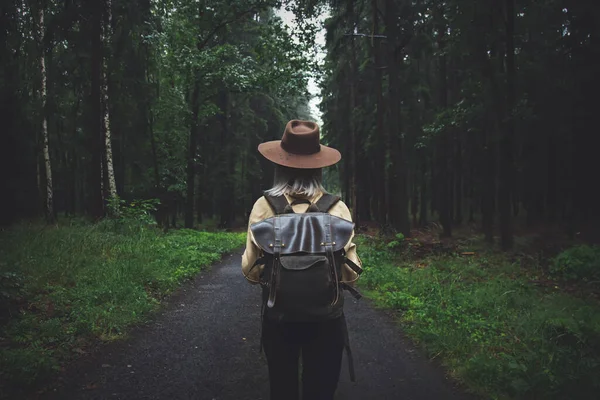 Blonde Frau Mit Hut Und Rucksack Bei Regen Wald — Stockfoto