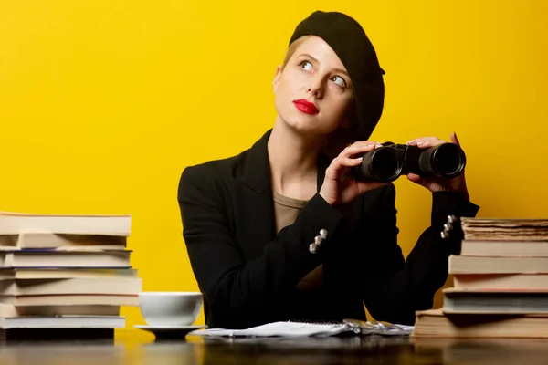 Style Blonde Woman Beret Sitting Table Books Holds Binoculars Yellow — Stock Photo, Image