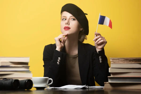 Estilo Mujer Rubia Boina Sentada Mesa Con Bandera Francesa Libros — Foto de Stock