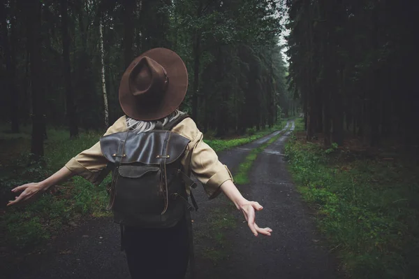 Blondine Vrouw Hoed Met Rugzak Regenachtige Dag Het Bos — Stockfoto