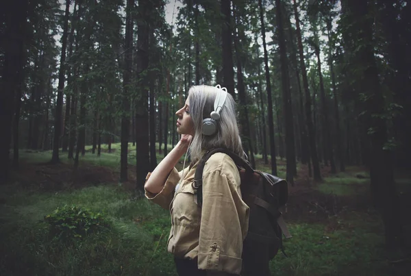 Femme Blonde Dans Casque Avec Sac Dos Journée Pluvieuse Forêt — Photo