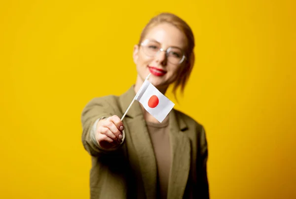 Estilo Mulher Loira Jaqueta Com Bandeira Japonesa Fundo Amarelo — Fotografia de Stock