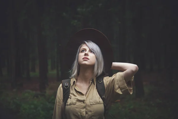 Mulher Loira Chapéu Com Mochila Dia Chuvoso Floresta — Fotografia de Stock