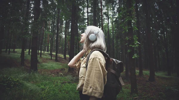 Blonde Frau Mit Kopfhörer Und Rucksack Bei Regen Wald — Stockfoto