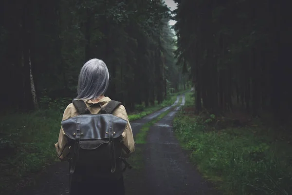 Blonde Frau Mit Rucksack Bei Regen Wald — Stockfoto