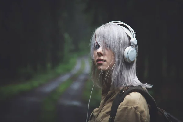 Blonde Woman Headphones Backpack Rainy Day Forest — Stock Photo, Image