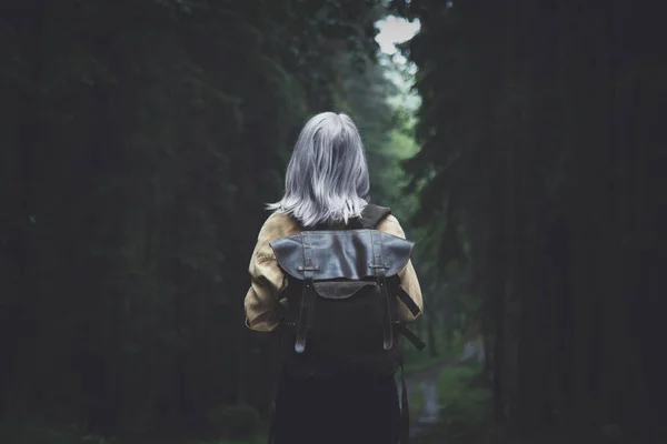 Blonde Frau Mit Rucksack Bei Regen Wald — Stockfoto