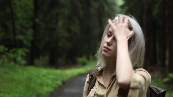 Blond Kvinna Med Ryggsäck Regnig Skog — Stockvideo