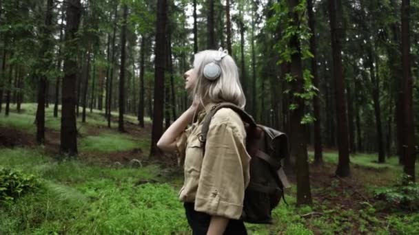 Femme Blonde Dans Casque Avec Sac Dos Dans Forêt Tropicale — Video