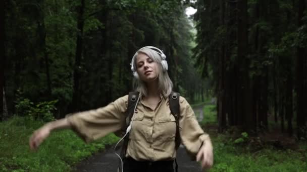 Blonda Femeie Căști Rucsac Pădure Ploioasă — Videoclip de stoc