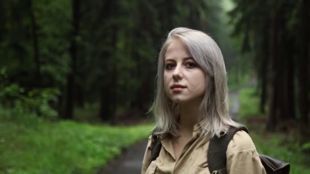 Blondynka Plecakiem Deszczowym Lesie — Wideo stockowe