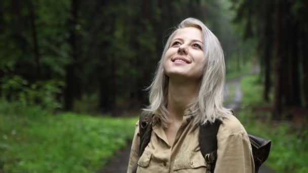 Yağmur Ormanlarında Sırt Çantalı Sarışın Bir Kadın — Stok video
