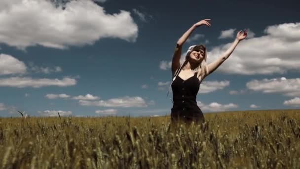 Ξανθιά Γυναίκα Ακουστικά Χορεύει Στον Τομέα Του Σιταριού Καλοκαίρι — Αρχείο Βίντεο
