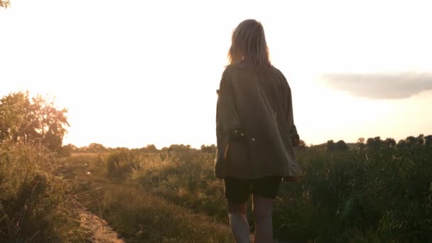 Mujer Rubia Está Caminando Camino Del Campo Hora Del Atardecer — Vídeos de Stock