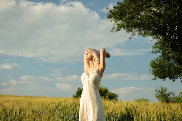 Bella Ragazza Bionda Nel Campo Grano Nel Tempo Del Tramonto — Foto Stock