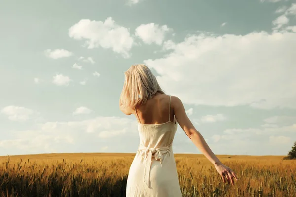 Gün Batımında Buğday Tarlasında Güzel Sarışın Kız — Stok fotoğraf