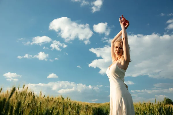 Hermosa Chica Rubia Campo Trigo Hora Puesta Del Sol — Foto de Stock