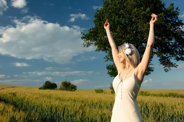 Mujer Rubia Auriculares Bailando Campo Trigo Verano — Foto de Stock