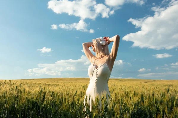 Blonde Frau Mit Kopfhörern Tanzt Sommer Weizenfeld — Stockfoto