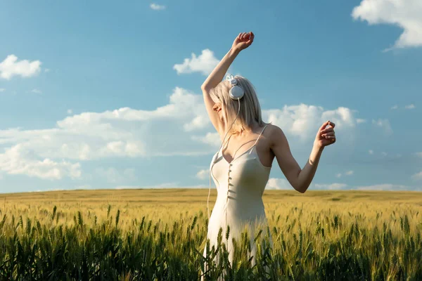 Blond Vrouw Koptelefoon Dansen Tarweveld Zomer — Stockfoto