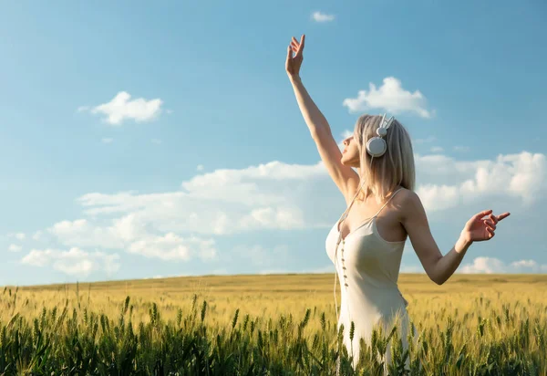 Blonde Frau Mit Kopfhörern Tanzt Sommer Weizenfeld — Stockfoto