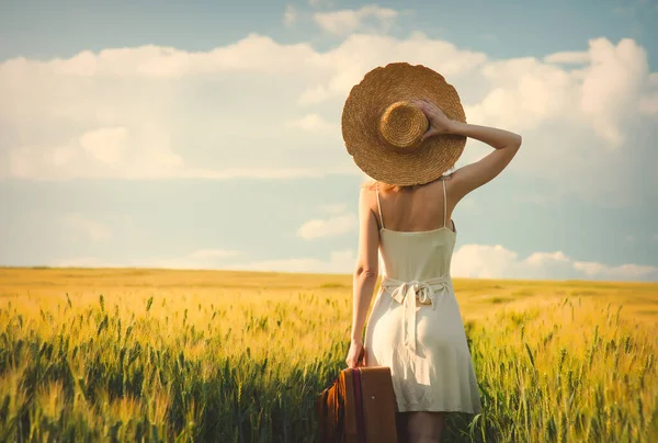 Gün Batımında Buğday Tarlasında Bavullu Şapkalı Bir Kadın — Stok fotoğraf