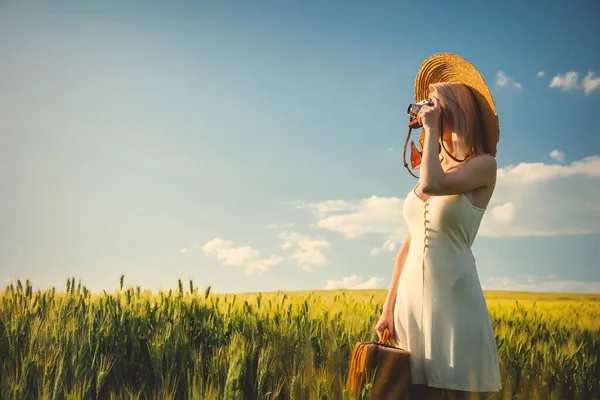 Mulher Loira Com Mala Câmera Campo Trigo Hora Verão — Fotografia de Stock