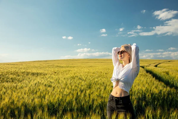 Krásná Blondýna Žena Pšeničném Poli Západu Slunce — Stock fotografie
