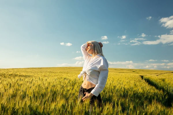 Mooie Blonde Vrouw Tarweveld Zonsondergang Tijd — Stockfoto