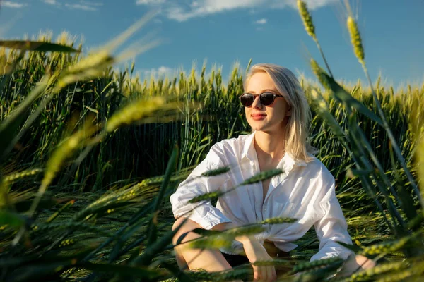 Linda Menina Loira Uma Camisa Branca Senta Entre Orelhas Trigo — Fotografia de Stock