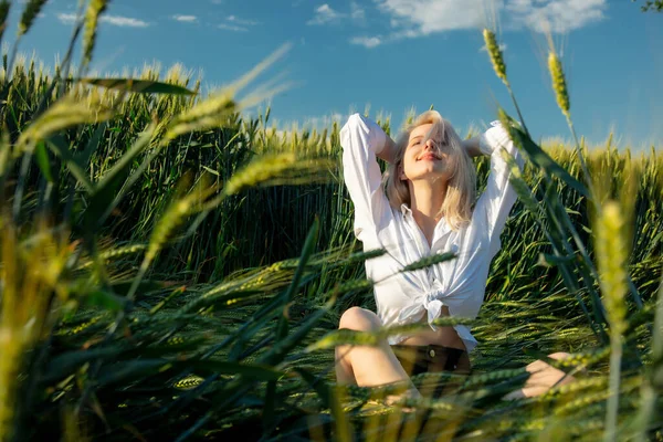 Schöne Blonde Mädchen Einem Weißen Hemd Sitzt Zwischen Weizenähren Feld — Stockfoto