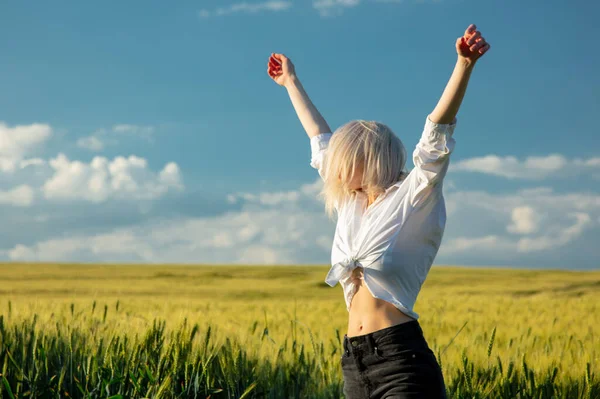 Bella Donna Bionda Nel Campo Grano Nel Tempo Del Tramonto — Foto Stock