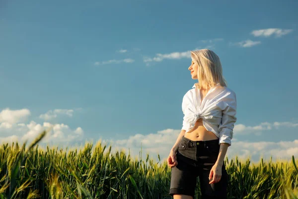 Mooie Blonde Vrouw Tarweveld Zonsondergang Tijd — Stockfoto