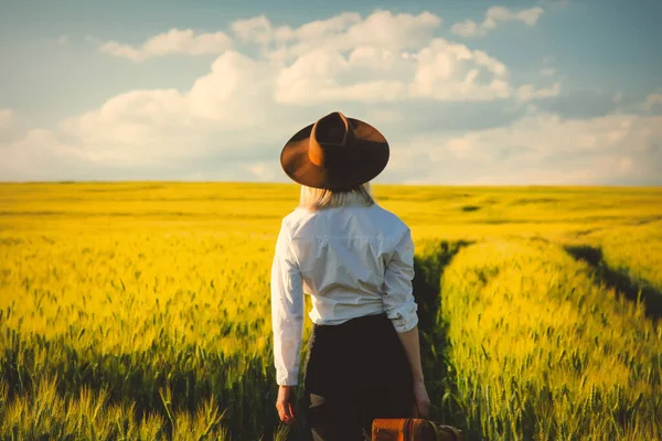 Menina Loira Bonita Com Mala Campo Trigo Pôr Sol Tempo — Fotografia de Stock