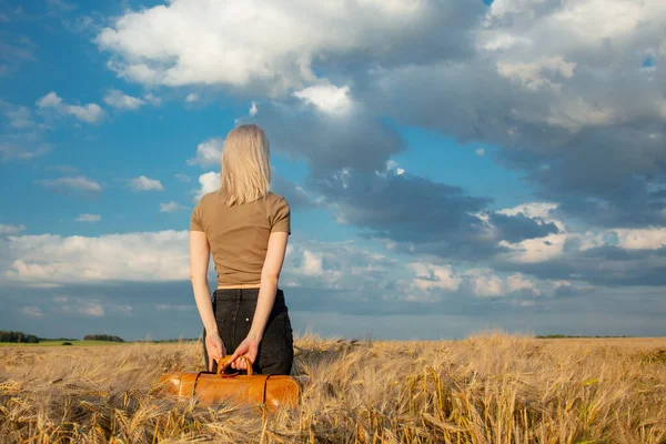 Mujer Rubia Con Maleta Campo Trigo Verano —  Fotos de Stock