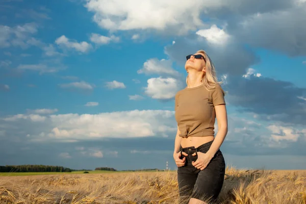 Femme Blonde Lunettes Soleil Rester Dans Champ Blé Heure Coucher — Photo