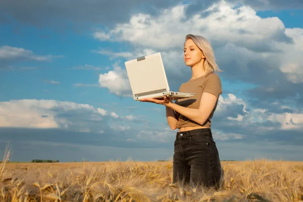 Mulher Loira Com Computador Portátil Campo Trigo Hora Verão — Fotografia de Stock