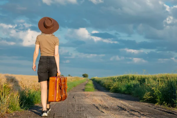 Mooi Blond Meisje Met Koffer Het Platteland Weg Zonsondergang Tijd — Stockfoto