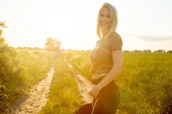 Vacker Blond Flicka Med Hatt Landet Väg Solnedgången — Stockfoto