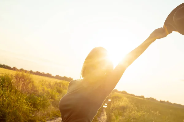 Mooi Blond Meisje Hoed Het Platteland Weg Tijdens Zonsondergang — Stockfoto