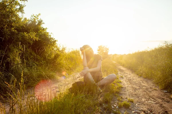 Hermosa Chica Rubia Está Sentado Camino Del Campo Durante Puesta —  Fotos de Stock