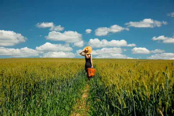 Mooi Blond Meisje Met Koffer Tarweveld Zonnige Dag — Stockfoto