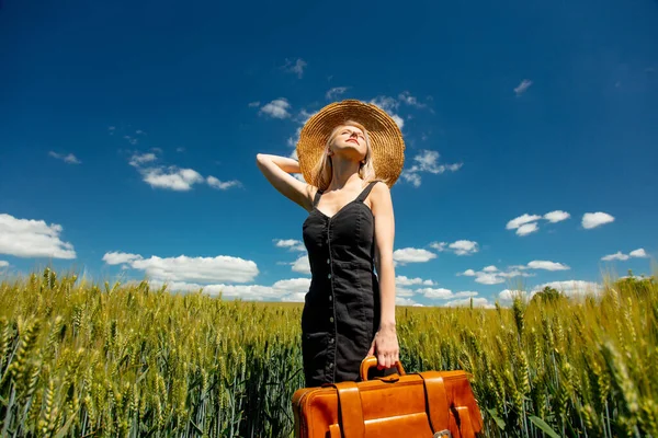 Menina Loira Bonita Com Mala Campo Trigo Dia Ensolarado — Fotografia de Stock