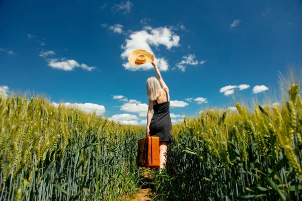 Mooi Blond Meisje Met Koffer Tarweveld Zonnige Dag — Stockfoto