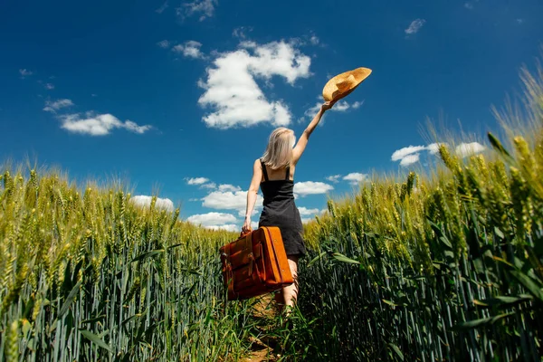 Menina Loira Bonita Com Mala Campo Trigo Dia Ensolarado — Fotografia de Stock