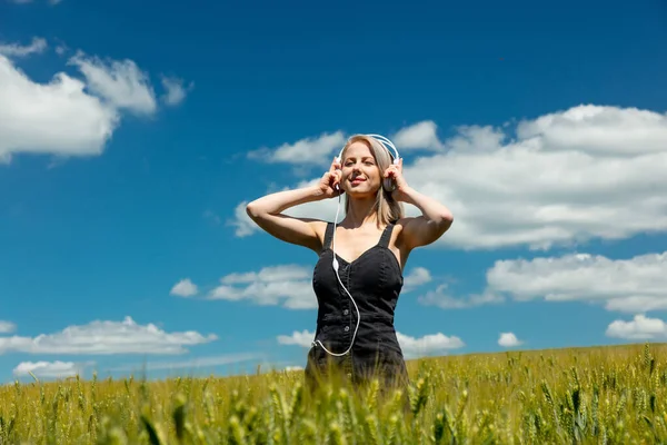 Güneşli Bir Günde Buğday Tarlasında Kulaklıklı Sarışın Bir Kadın — Stok fotoğraf