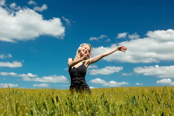 Donna Bionda Con Cuffie Nel Campo Grano Nella Giornata Sole — Foto Stock