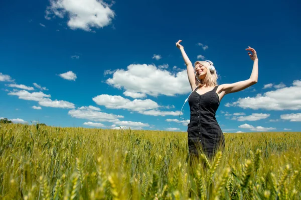 Mujer Rubia Con Auriculares Campo Trigo Día Soleado —  Fotos de Stock