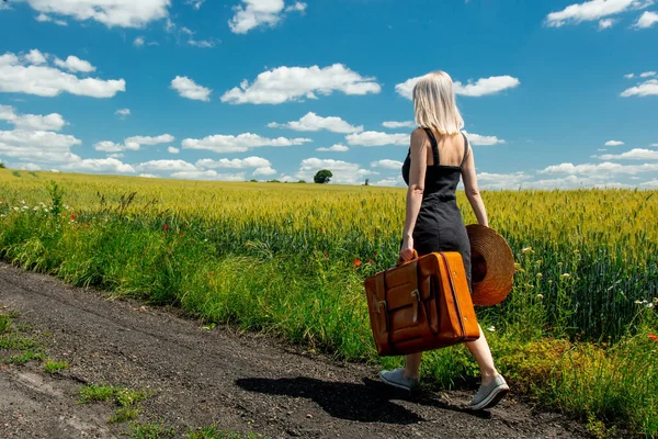 Schöne Blonde Mädchen Mit Koffer Landstraße Der Nähe Von Weizenfeld — Stockfoto