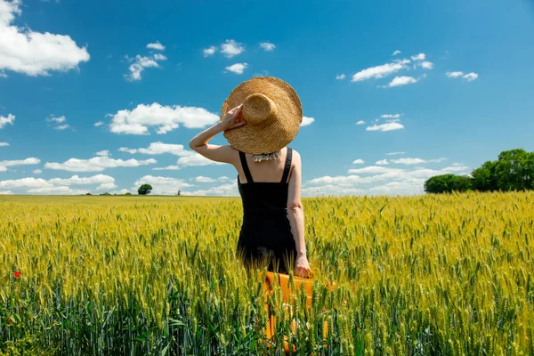 Menina Loira Bonita Com Mala Estrada Rural Perto Campo Trigo — Fotografia de Stock